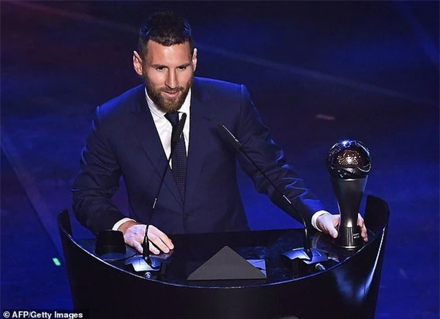 Messi, C.Ronaldo hết cơ hội giành giải Cầu thủ xuất sắc nhất thế giới - 1