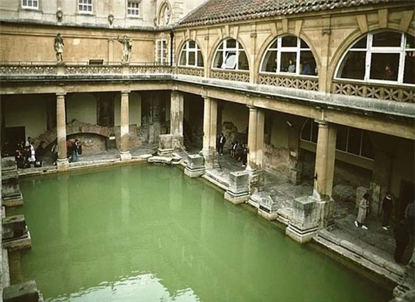 Nhà tắm La Mã, nơi phát hiện hàng trăm bộ xương trẻ sơ sinh dưới cống ngầm.