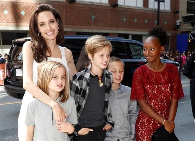 Xôn xao tin con gái Angelina Jolie và Brad Pitt muốn gọi Jennifer Aniston là mẹ 0