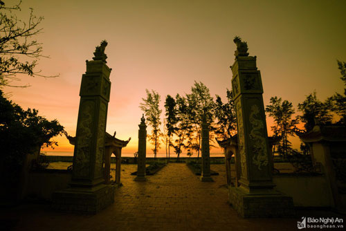 Ngắm bình minh tuyệt đẹp từ ngôi đền hàng trăm năm tuổi ở Quỳnh Lưu