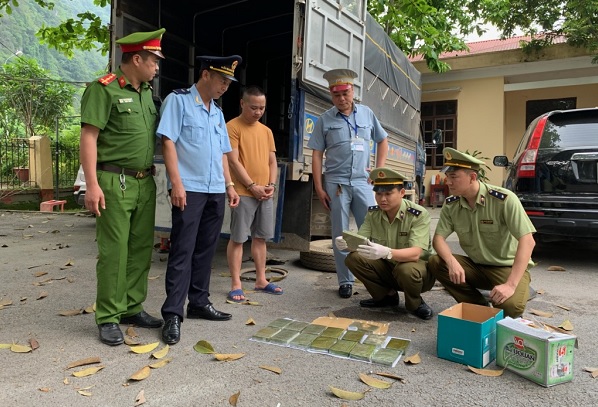 Chặn bắt thành công 4 đối tượng vận chuyển 16 bánh heroin tại Lạng Sơn