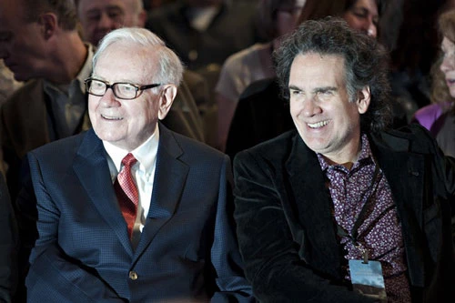 Hai cha con tỷ phú Warren Buffett. Ành: Reuters.