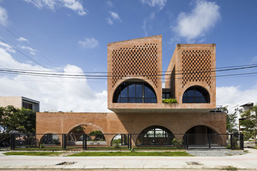 Ngôi nhà gạch thô đẹp lạ lấy cảm hứng từ chiếc đồng hồ Cuckoo