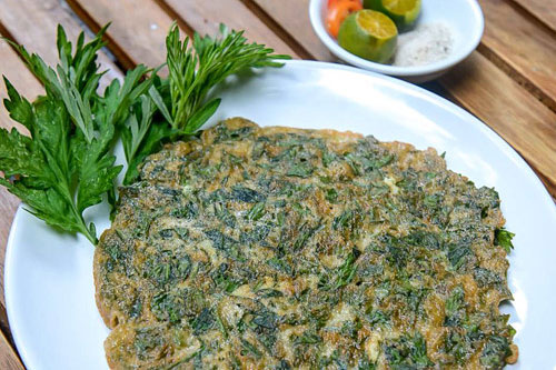 Rán trứng đừng bỏ hành nữa, cho rau này giúp món gấp đôi giá trị dinh dưỡng, trị được nhiều bệnh