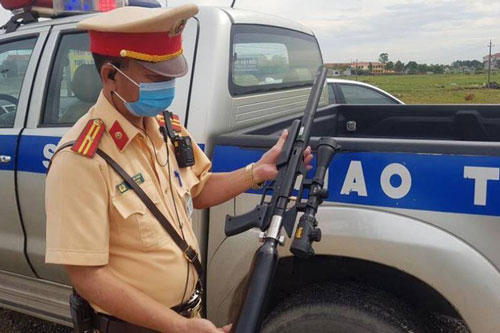 Thanh Hóa: Phát hiện nam thanh niên mang súng cùng 100 viên đạn trên ô tô