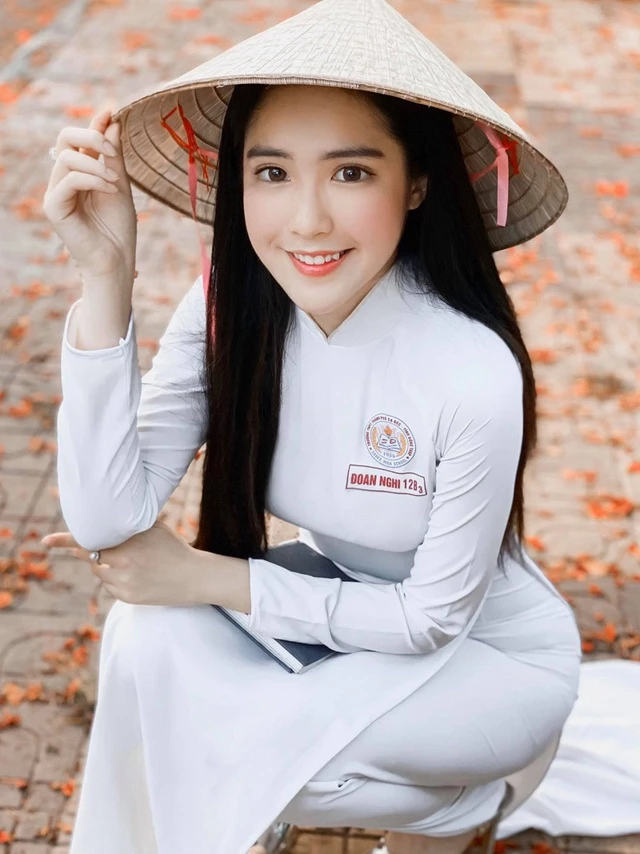 Đinh Triệu Đoan Nghi hiện đang là học sinh lớp 12 tại Sa Đéc (Đồng Tháp). Cô bạn được cộng đồng mạng quan tâm đặc biệt bởi nhan sắc xinh đẹp, thân hình quyến rũ.