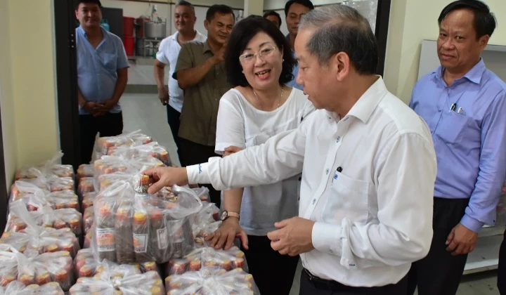 Chủ tịch UBND tỉnh Thừa Thiên Huế Phan Ngọc Thọ thăm Cơ sở sản xuất chế biến thực phẩm Cô Ri, xã Phú Thượng, huyện Phú Vang
