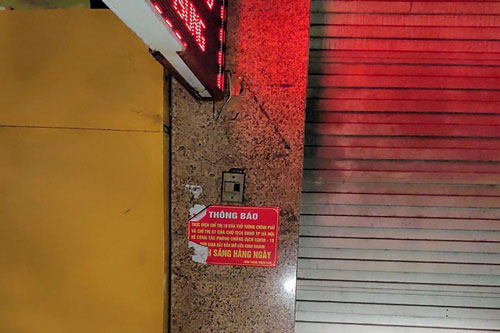 Hà Nội: Cửa hàng mặt phố đồng loạt dán thông báo mở cửa vào 9h sáng hàng ngày