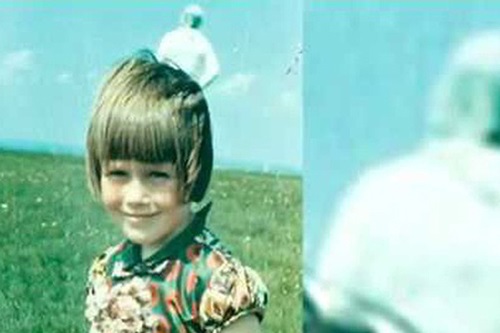 Chụp ảnh cho con gái trên bãi cỏ, người cha giật mình khi phát hiện bóng người trắng bí ẩn ngay phía sau, hơn 50 năm vẫn không ai lý giải nổi