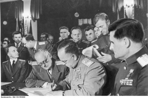 S&#x1EF1; t&#xEC;nh vi&#x1EC7;c v&#x103;n b&#x1EA3;n &#x111;&#x1EA7;u h&#xE0;ng c&#x1EE7;a &#x110;&#x1EE9;c Qu&#x1ED1;c x&#xE3; &#x111;&#x1B0;&#x1EE3;c k&#xFD; hai l&#x1EA7;n