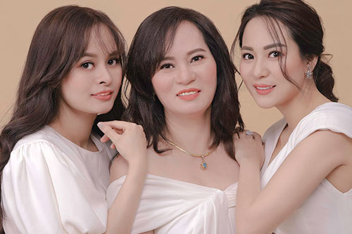 Ánh Linh khoe mẹ và em gái