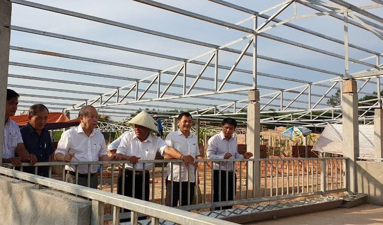 Chủ tịch UBND tỉnh Thừa Thiên Huế Phan Ngọc Thọ (thứ 3 từ trái sang) kiểm tra tiến độ triển khai dự án của Tập đoàn Quế Lâm