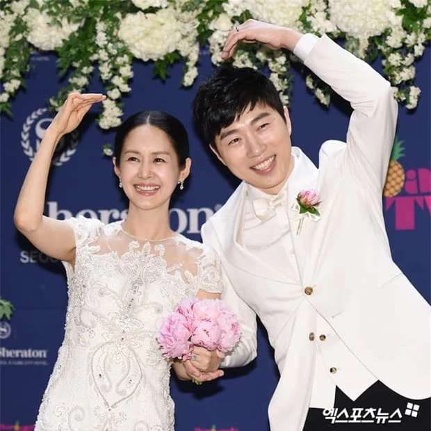 Đám cưới mỹ nhân 'Thư ký Kim' và phi công trẻ 4 năm trước bất ngờ leo thẳng lên top Naver, tất cả nhờ nhân vật này 2