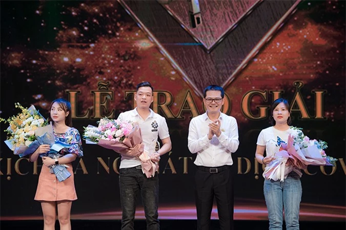 Ngoài phần giới thiệu các Phó giám đốc mới, Nhà hát Kịch Hà Nội còn tổ chức lễ trao giải cuộc thi hát online chống Covid-19. Nghệ sĩ trẻ Trần Thanh (thứ hai từ trái sang) nhận giải nhất của cuộc thi.
