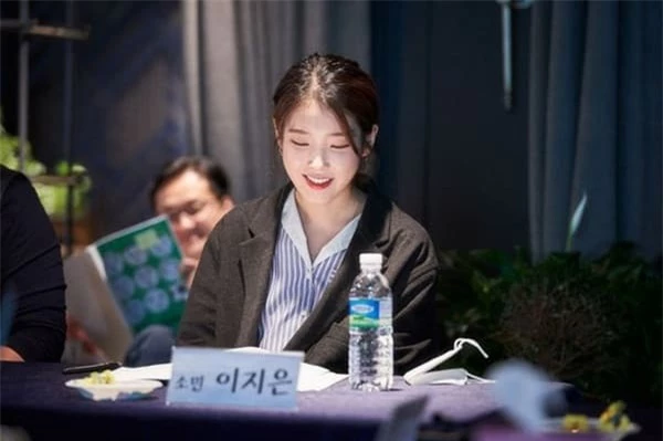 Park Seo Joon xuất hiện bảnh bao bên cạnh 'tiểu thư xinh đẹp' IU, cư dân mạng trầm trồ chưa gì đã thấy hot! 1