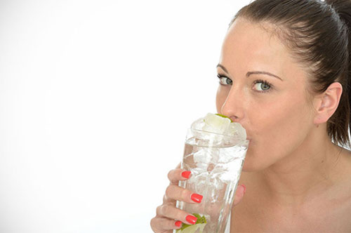 Bỏ ngay thói quen uống nước lạnh khi đi nắng về nếu không muốn rước những mối nguy hại này