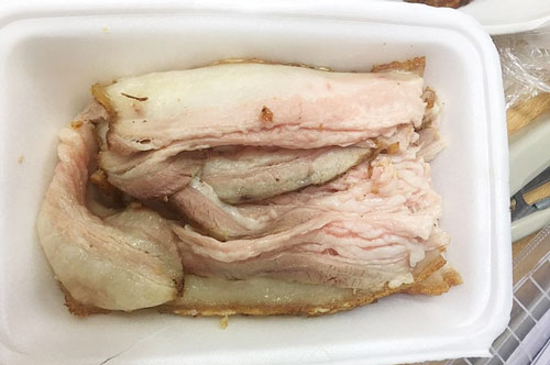 Lên mạng đặt 10 suất bánh tráng cuốn thịt heo, cô gái "giận tím mặt" vì nhận về hộp thịt còn sống