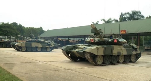 Các xe tăng chiến đấu chủ lực T-90 của Việt Nam. Ảnh: Jane's Defense Weekly.