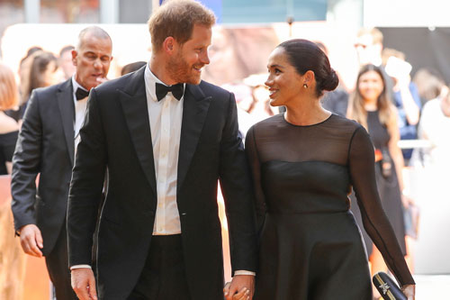 Hé lộ nguyên nhân khiến paparazzi điên cuồng săn lùng nhà Sussex ở bất cứ nơi đâu