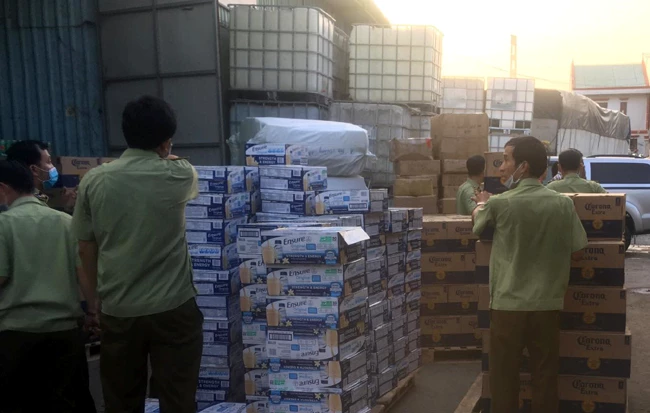 Kho hàng chứa gần 1.000 thùng bia, sữa ngoại nhập lậu ở TP.HCM