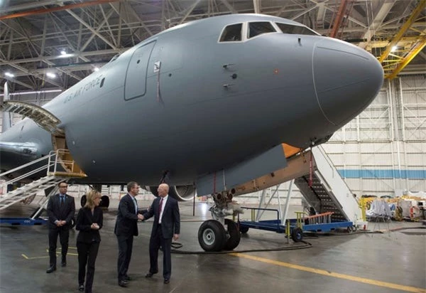 Airbus vượt mặt Boeing, là hãng hàng không đầu tiên trên thế giới có thể bơm xăng tự động khi đang bay - Ảnh 22.