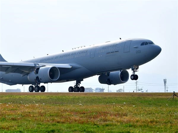 Airbus vượt mặt Boeing, là hãng hàng không đầu tiên trên thế giới có thể bơm xăng tự động khi đang bay - Ảnh 4.