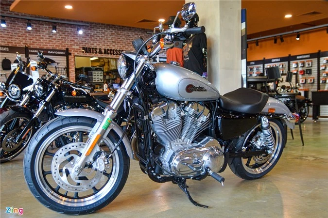 Harley-Davidson Việt Nam đang phân phối SuperLow 2020 với 3 phiên bản màu sắc là đen Vivid Black, bạc Barracuda Silver và phiên bản 2 tông màu. Giá bán lần lượt của 3 phiên bản này là 356 triệu đồng, 366 triệu đồng và 376 triệu đồng.