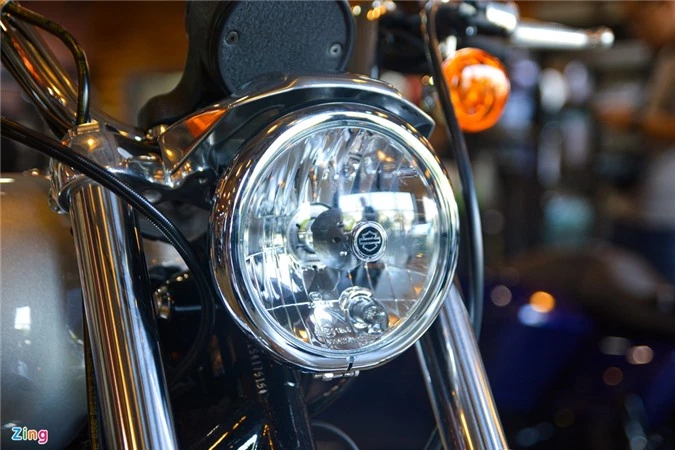 Chóa đèn chính phía trước có thiết kế dạng tròn cổ điển với logo Harley-Davidson đặt ngay vị trí trung tâm, đèn báo rẽ được đặt cao phía trên ghi đông tương tự mẫu Iron 883. Tất cả đèn trên xe đều sử dụng bóng halogen truyền thống.