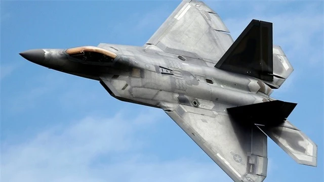 Video “Chim ăn thịt” F-22 rơi tại Mỹ, phi công thoát hiểm trong gang tấc - 1