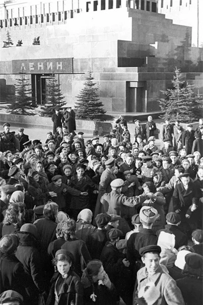 Hình ảnh hiếm về người dân Liên Xô ăn mừng ngày Chiến thắng năm 1945