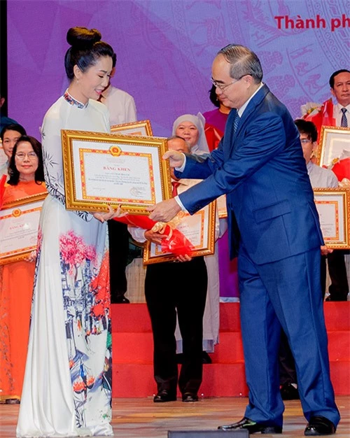 Dự sự kiện hôm 15/5, Trịnh Kim Chi được lãnh đạo TP HCM trao bằng khen Công dân tiêu biểu vì có nhiều đóng góp tích cực cho sự phát triển của thành phố.