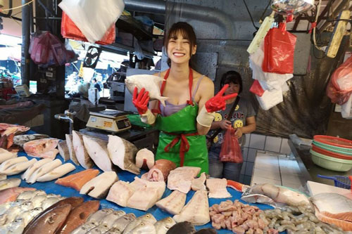 'Hot girl bán cá' đổi đời, thành người mẫu sau bức ảnh chụp lén ở chợ