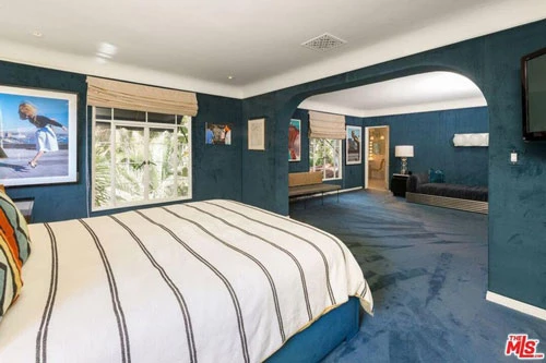 Phòng ngủ chính thông thoáng, được phủ một màu xanh navy nhằm làm nổi bật những đường nét sinh động, tràn đầy sức sống.