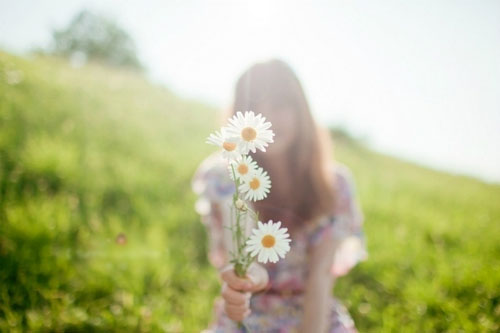 Anh năn nỉ tôi quay lại nhưng vẫn âm thầm đi chơi với cô bạn gái cũ