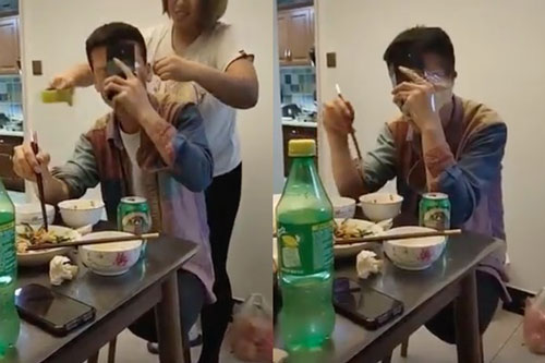 Ăn cơm còn mải mê lướt điện thoại, anh chàng bị cô bạn "dằn mặt" bằng cách khó ngờ