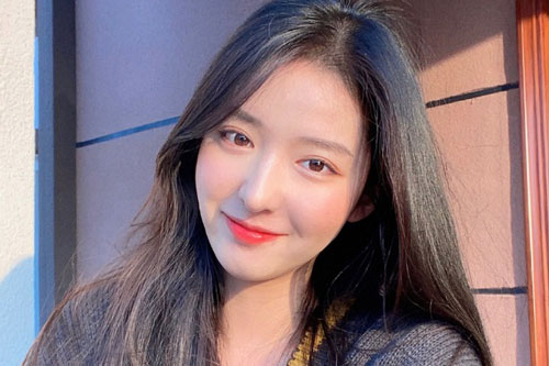 Nữ sinh cao 1,78 m được gọi là 'thiên thần bóng rổ'