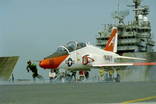 Hải quân Mỹ đang sử dụng máy bay huấn luyện phản lực Boeing T-45C Goshawk cho công tác đào tạo phi công. 