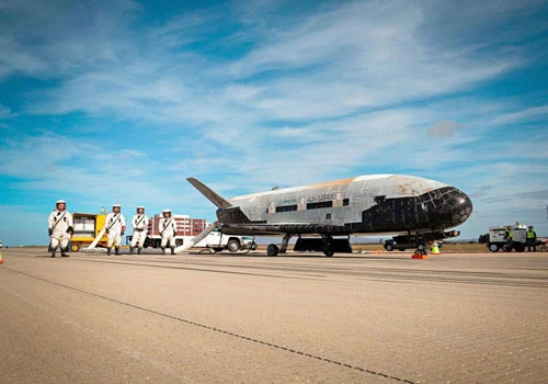 X-37B là một phương tiện bay vũ trụ tuyệt mật và cực kỳ bí hiểm của Mỹ, mỗi lần được phóng lên quỹ đạo nó thường ở trên không gian tới vài năm mới hạ cánh.