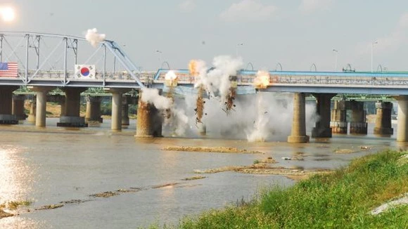 Việc tái hiện trận Nakdong mở đầu bằng việc phá 1 cây cầu đường sắt ở Waegwan (Hàn Quốc) nhằm làm chậm bước tiến của quân đội Triều Tiên. Cây cầu lịch sử sau này được khôi phục vào năm 1993 (Ảnh: army.mil)