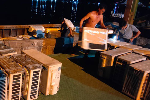 An Giang: Bắt giữ 30 tấn hàng điện lạnh cũ nhập lậu từ Campuchia