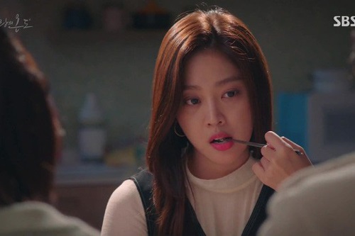 Bị mẹ chồng cấm về nhà ngoại, con dâu vờ ngoan ngoãn nghe lời nhưng lại âm thầm tìm cách trả đũa