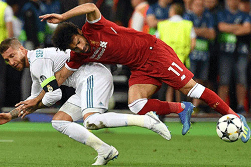 Chiellini nể phục "dã tâm" của Ramos khi "bẻ tay" Salah