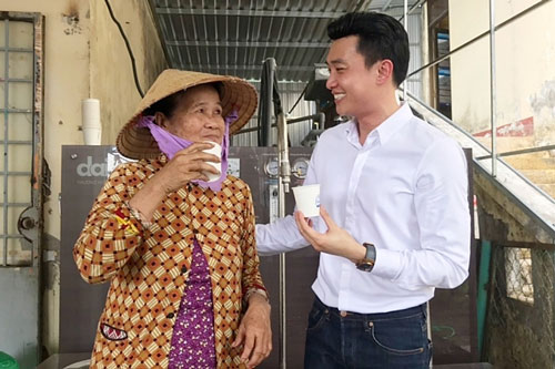 Quốc Trường trao tặng máy lọc nước cho người dân
