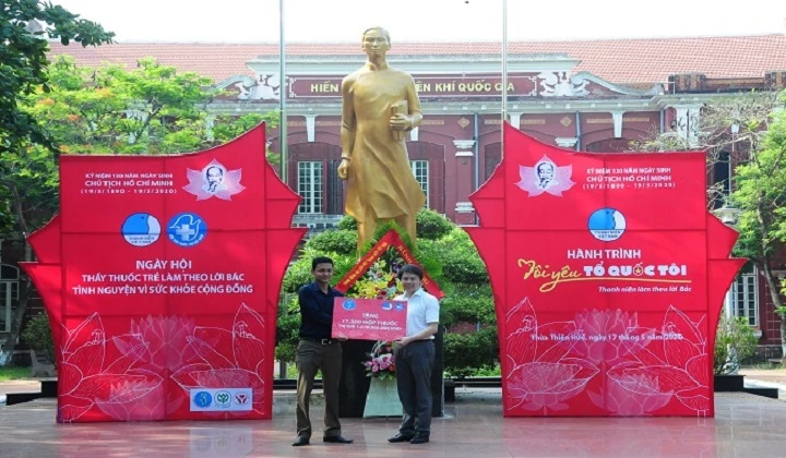 Công ty VinaCare tặng 17.300 cơ số thuốc cho thường trực Hội Thầy Thuốc trẻ Việt Nam