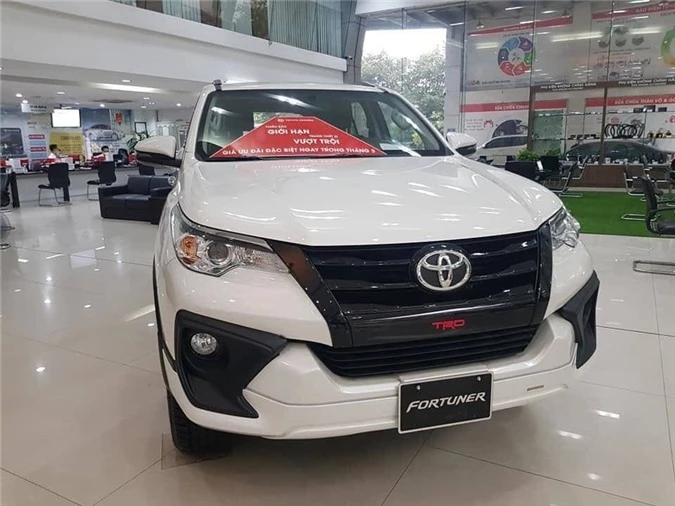 Chiếm ngôi SUV bán chạy nhất, Toyota Fortuner vẫn tụt doanh số thảm hại