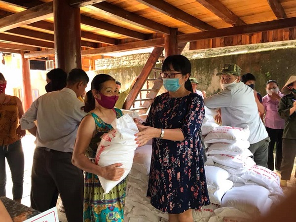 Quỹ Tình người Lai Châu cứu trợ khẩn cấp 5,6 tấn gạo cho các hộ dân bị thiệt hại do mưa đá