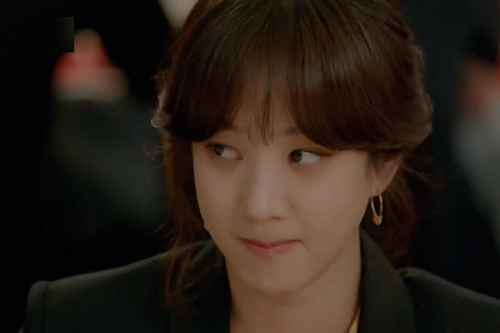 Chị chồng lén lút vào phòng ngủ em dâu lục lọi đồ và cái kết không thể đắng hơn