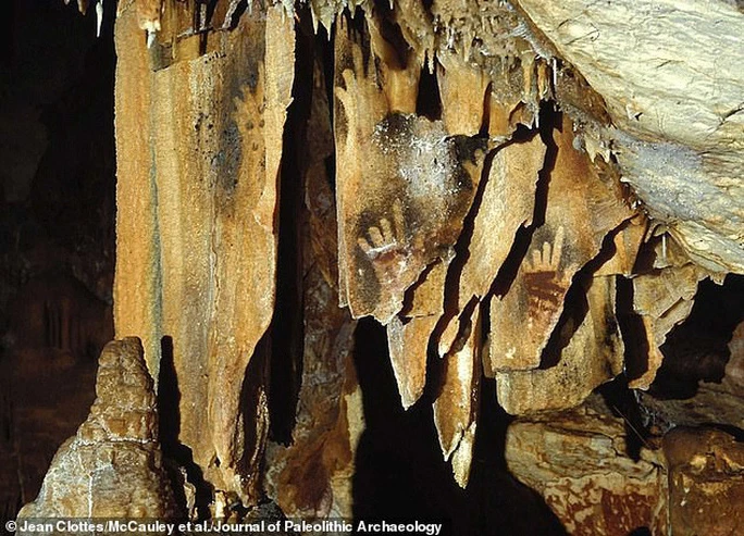 Bức vẽ cổ xưa mô tả những bàn tay mất ngón xuất hiện kỳ quái trên vách hang động của 121 xã hội đồ đá hoàn toàn tách biệt nhau - Ảnh do nhóm nghiên cứu cung cấp