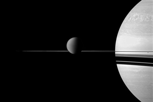 Phát hiện dấu vết sự sống trên Mặt Trăng sao Thổ