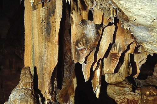 Bí ẩn bàn tay mất ngón 'ma quái' trên vách hang động